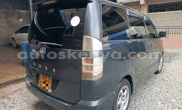 Oofamaa Toyota Voxy Silver Makiinaa iti Changamwe keessatti Coast keessatti Oofamaa Toyota Voxy Silver Makiinaa iti Changamwe keessatti Coast keessatti