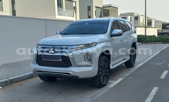 Nunua Ilio tumika Mitsubishi Montero Sport Nyeupe Gari ndani ya Nairobi nchini Nairobi