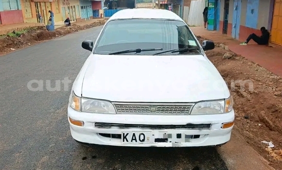 Oofamaa Toyota Dyna White Makiinaa iti Changamwe keessatti Coast keessatti Oofamaa Toyota Dyna White Makiinaa iti Changamwe keessatti Coast keessatti