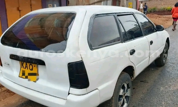 Oofamaa Toyota Dyna White Makiinaa iti Changamwe keessatti Coast keessatti Oofamaa Toyota Dyna White Makiinaa iti Changamwe keessatti Coast keessatti