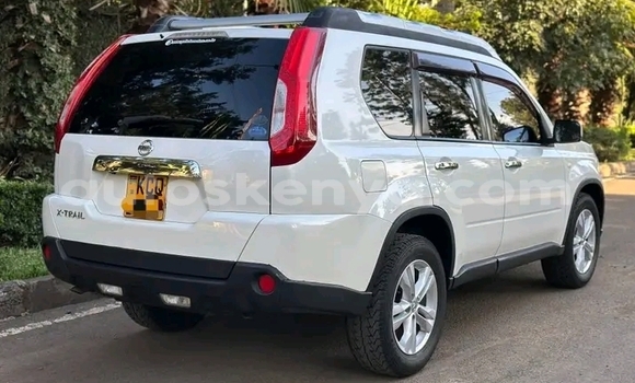 Oofamaa Nissan X–Trail White Makiinaa iti Griftu keessatti Northeast Kenya keessatti Oofamaa Nissan X–Trail White Makiinaa iti Griftu keessatti Northeast Kenya keessatti