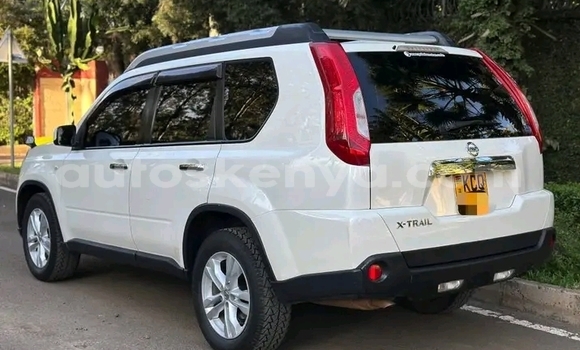 Oofamaa Nissan X–Trail White Makiinaa iti Griftu keessatti Northeast Kenya keessatti Oofamaa Nissan X–Trail White Makiinaa iti Griftu keessatti Northeast Kenya keessatti