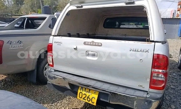 Oofamaa Toyota Hilux White Makiinaa iti Bute keessatti Northeast Kenya keessatti Oofamaa Toyota Hilux White Makiinaa iti Bute keessatti Northeast Kenya keessatti