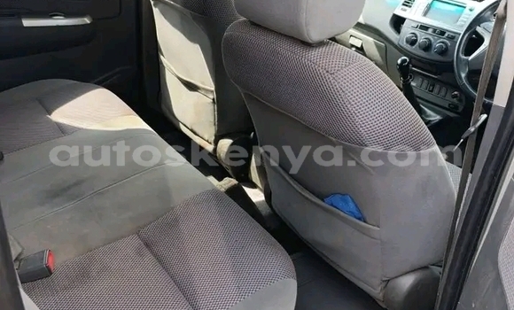 Oofamaa Toyota Hilux White Makiinaa iti Bute keessatti Northeast Kenya keessatti Oofamaa Toyota Hilux White Makiinaa iti Bute keessatti Northeast Kenya keessatti