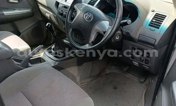 Oofamaa Toyota Hilux White Makiinaa iti Bute keessatti Northeast Kenya keessatti Oofamaa Toyota Hilux White Makiinaa iti Bute keessatti Northeast Kenya keessatti