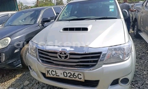 Oofamaa Toyota Hilux White Makiinaa iti Bute keessatti Northeast Kenya keessatti Oofamaa Toyota Hilux White Makiinaa iti Bute keessatti Northeast Kenya keessatti