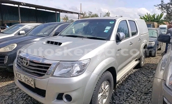 Oofamaa Toyota Hilux White Makiinaa iti Bute keessatti Northeast Kenya keessatti Oofamaa Toyota Hilux White Makiinaa iti Bute keessatti Northeast Kenya keessatti