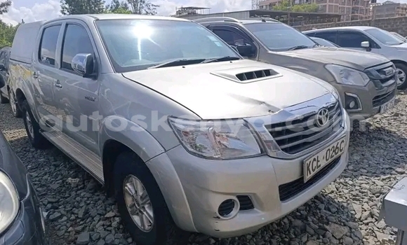 Oofamaa Toyota Hilux White Makiinaa iti Bute keessatti Northeast Kenya keessatti Oofamaa Toyota Hilux White Makiinaa iti Bute keessatti Northeast Kenya keessatti