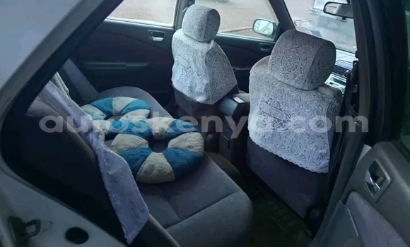 Oofamaa Toyota Premio White Makiinaa iti Changamwe keessatti Coast keessatti