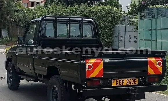 Oofamaa Toyota Land Cruiser Black Makiinaa iti Bute keessatti Northeast Kenya keessatti Oofamaa Toyota Land Cruiser Black Makiinaa iti Bute keessatti Northeast Kenya keessatti