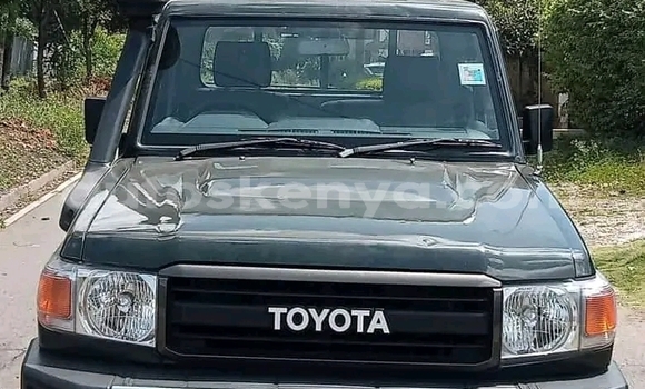 Oofamaa Toyota Land Cruiser Black Makiinaa iti Bute keessatti Northeast Kenya keessatti Oofamaa Toyota Land Cruiser Black Makiinaa iti Bute keessatti Northeast Kenya keessatti