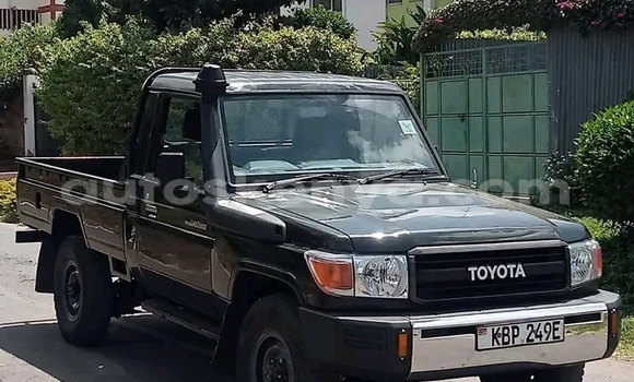 Oofamaa Toyota Land Cruiser Black Makiinaa iti Bute keessatti Northeast Kenya keessatti Oofamaa Toyota Land Cruiser Black Makiinaa iti Bute keessatti Northeast Kenya keessatti