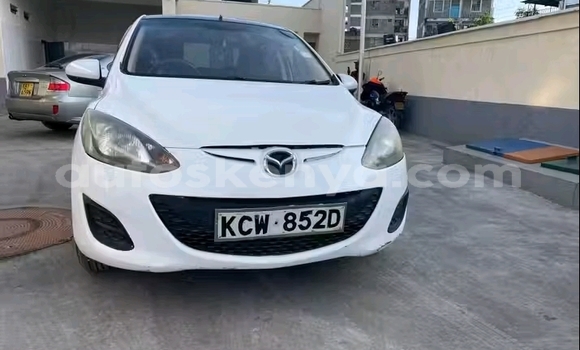 Oofamaa Mazda Demio White Makiinaa iti Nairobi keessatti Nairobi keessatti