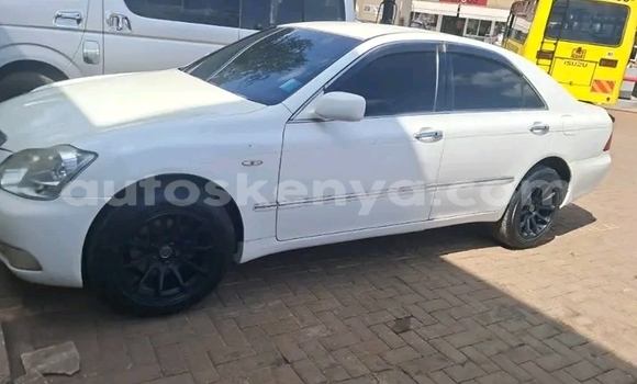 Oofamaa Toyota Crown White Makiinaa iti Bute keessatti Northeast Kenya keessatti Oofamaa Toyota Crown White Makiinaa iti Bute keessatti Northeast Kenya keessatti