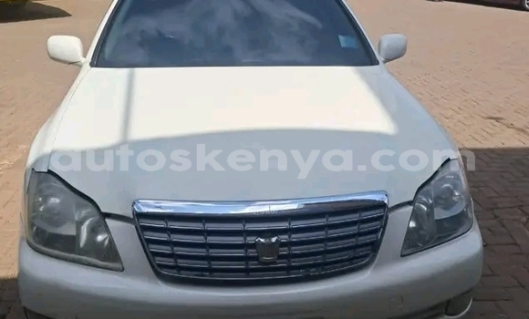 Oofamaa Toyota Crown White Makiinaa iti Bute keessatti Northeast Kenya keessatti Oofamaa Toyota Crown White Makiinaa iti Bute keessatti Northeast Kenya keessatti