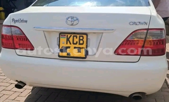 Oofamaa Toyota Crown White Makiinaa iti Bute keessatti Northeast Kenya keessatti Oofamaa Toyota Crown White Makiinaa iti Bute keessatti Northeast Kenya keessatti