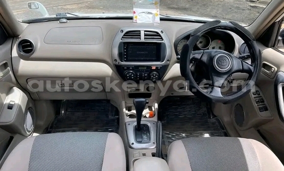 Oofamaa Toyota RAV4 White Makiinaa iti Bute keessatti Northeast Kenya keessatti Oofamaa Toyota RAV4 White Makiinaa iti Bute keessatti Northeast Kenya keessatti