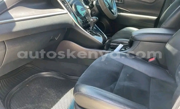 Oofamaa Toyota Harrier White Makiinaa iti Bute keessatti Northeast Kenya keessatti Oofamaa Toyota Harrier White Makiinaa iti Bute keessatti Northeast Kenya keessatti