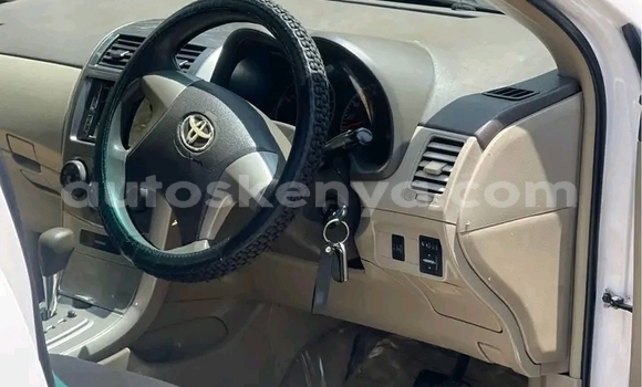 Oofamaa Toyota Axio White Makiinaa iti Bute keessatti Northeast Kenya keessatti