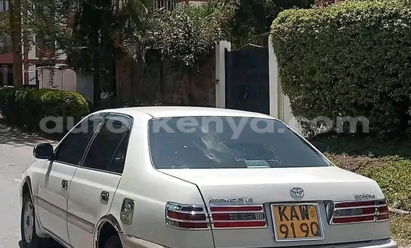Oofamaa Toyota Premio White Makiinaa iti Bute keessatti Northeast Kenya keessatti Oofamaa Toyota Premio White Makiinaa iti Bute keessatti Northeast Kenya keessatti