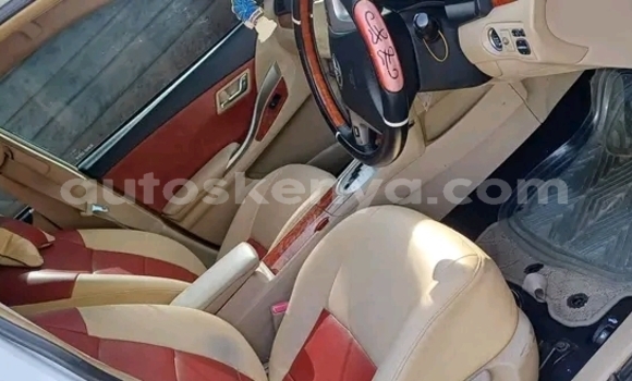 Oofamaa Toyota Premio White Makiinaa iti Bute keessatti Northeast Kenya keessatti