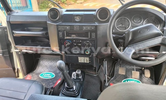 Nunua Ilio tumika Land Rover Defender Nyeupe Gari ndani ya Machakos nchini Nairobi Nunua Ilio tumika Land Rover Defender Nyeupe Gari ndani ya Machakos nchini Nairobi
