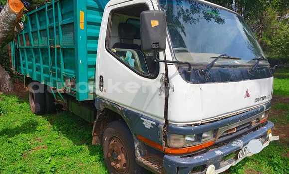 Nunua Ilio tumika Mitsubishi Fuso Nyeupe Lori ndani ya Nakuru nchini Bonde la Ufafanuzi Nunua Ilio tumika Mitsubishi Fuso Nyeupe Lori ndani ya Nakuru nchini Bonde la Ufafanuzi