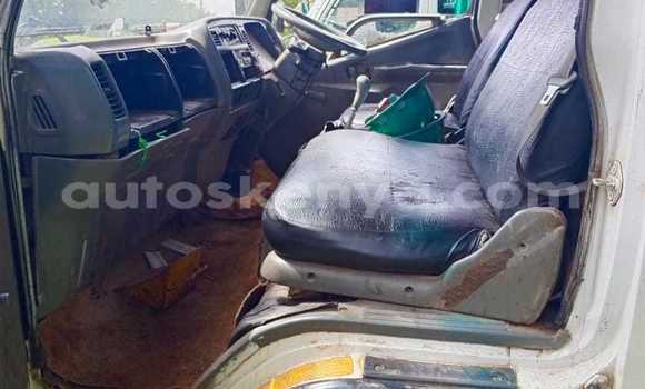 Nunua Ilio tumika Mitsubishi Fuso Nyeupe Lori ndani ya Nakuru nchini Bonde la Ufafanuzi Nunua Ilio tumika Mitsubishi Fuso Nyeupe Lori ndani ya Nakuru nchini Bonde la Ufafanuzi