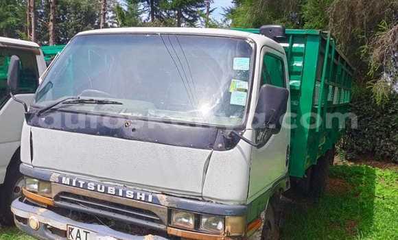 Nunua Ilio tumika Mitsubishi Fuso Nyeupe Lori ndani ya Nakuru nchini Bonde la Ufafanuzi Nunua Ilio tumika Mitsubishi Fuso Nyeupe Lori ndani ya Nakuru nchini Bonde la Ufafanuzi
