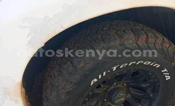 Nunua Ilio tumika Toyota Hillux Nyeupe Lori ndani ya Nakuru nchini Bonde la Ufafanuzi Nunua Ilio tumika Toyota Hillux Nyeupe Lori ndani ya Nakuru nchini Bonde la Ufafanuzi