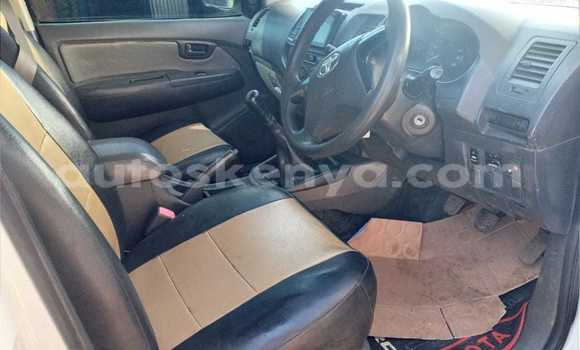 Nunua Ilio tumika Toyota Hillux Nyeupe Lori ndani ya Nakuru nchini Bonde la Ufafanuzi Nunua Ilio tumika Toyota Hillux Nyeupe Lori ndani ya Nakuru nchini Bonde la Ufafanuzi