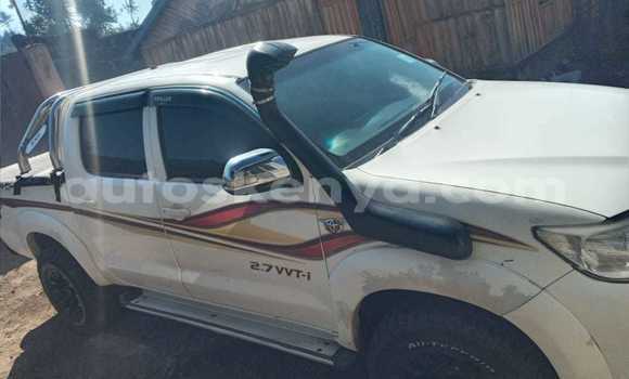 Nunua Ilio tumika Toyota Hillux Nyeupe Lori ndani ya Nakuru nchini Bonde la Ufafanuzi Nunua Ilio tumika Toyota Hillux Nyeupe Lori ndani ya Nakuru nchini Bonde la Ufafanuzi