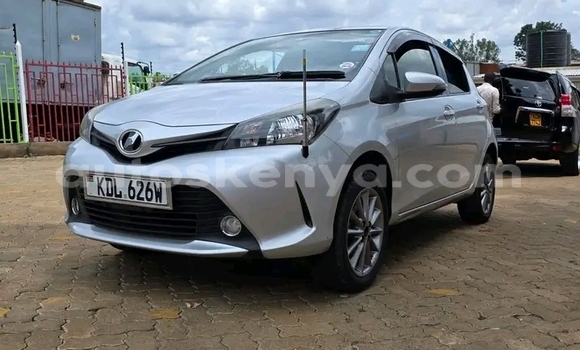 Oofamaa Toyota Vitz White Makiinaa iti Changamwe keessatti Coast keessatti