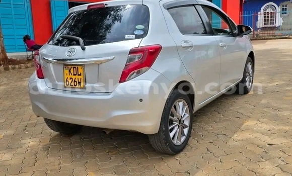 Oofamaa Toyota Vitz White Makiinaa iti Changamwe keessatti Coast keessatti Oofamaa Toyota Vitz White Makiinaa iti Changamwe keessatti Coast keessatti