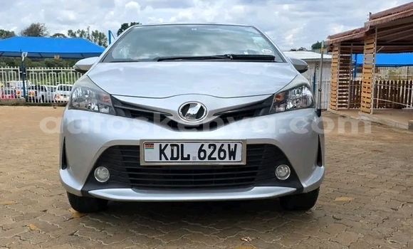 Oofamaa Toyota Vitz White Makiinaa iti Changamwe keessatti Coast keessatti Oofamaa Toyota Vitz White Makiinaa iti Changamwe keessatti Coast keessatti