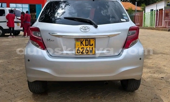 Oofamaa Toyota Vitz White Makiinaa iti Changamwe keessatti Coast keessatti Oofamaa Toyota Vitz White Makiinaa iti Changamwe keessatti Coast keessatti