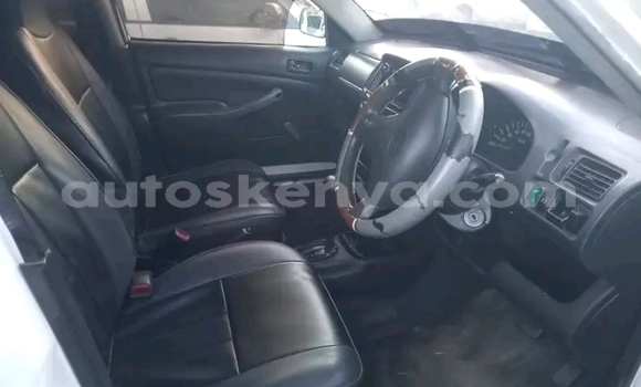 Oofamaa Mazda Demio White Makiinaa iti Bute keessatti Northeast Kenya keessatti