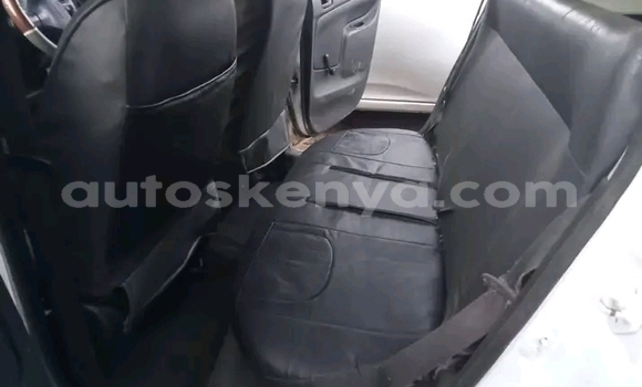 Oofamaa Mazda Demio White Makiinaa iti Bute keessatti Northeast Kenya keessatti Oofamaa Mazda Demio White Makiinaa iti Bute keessatti Northeast Kenya keessatti