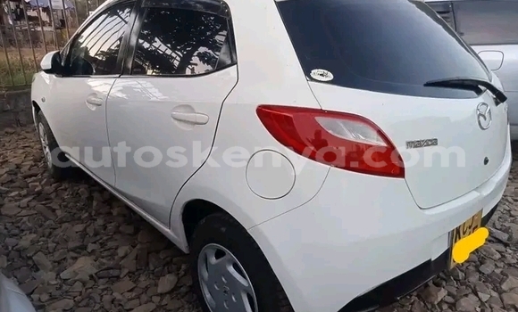 Oofamaa Mazda Demio White Makiinaa iti Bute keessatti Northeast Kenya keessatti Oofamaa Mazda Demio White Makiinaa iti Bute keessatti Northeast Kenya keessatti