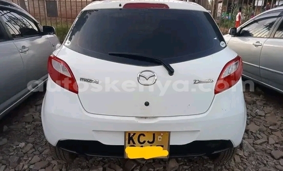 Oofamaa Mazda Demio White Makiinaa iti Bute keessatti Northeast Kenya keessatti Oofamaa Mazda Demio White Makiinaa iti Bute keessatti Northeast Kenya keessatti