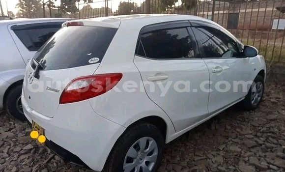 Oofamaa Mazda Demio White Makiinaa iti Bute keessatti Northeast Kenya keessatti Oofamaa Mazda Demio White Makiinaa iti Bute keessatti Northeast Kenya keessatti