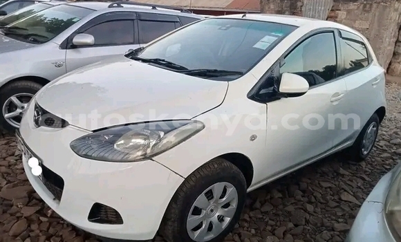 Oofamaa Mazda Demio White Makiinaa iti Bute keessatti Northeast Kenya keessatti Oofamaa Mazda Demio White Makiinaa iti Bute keessatti Northeast Kenya keessatti