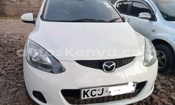 Oofamaa Mazda Demio White Makiinaa iti Bute keessatti Northeast Kenya keessatti Oofamaa Mazda Demio White Makiinaa iti Bute keessatti Northeast Kenya keessatti