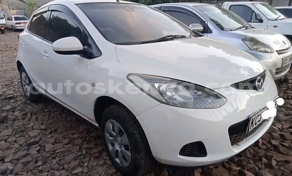 Oofamaa Mazda Demio White Makiinaa iti Bute keessatti Northeast Kenya keessatti Oofamaa Mazda Demio White Makiinaa iti Bute keessatti Northeast Kenya keessatti