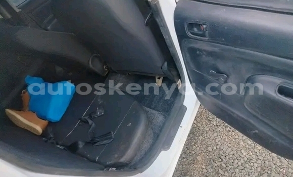 Oofamaa Toyota Probox White Makiinaa iti Changamwe keessatti Coast keessatti Oofamaa Toyota Probox White Makiinaa iti Changamwe keessatti Coast keessatti