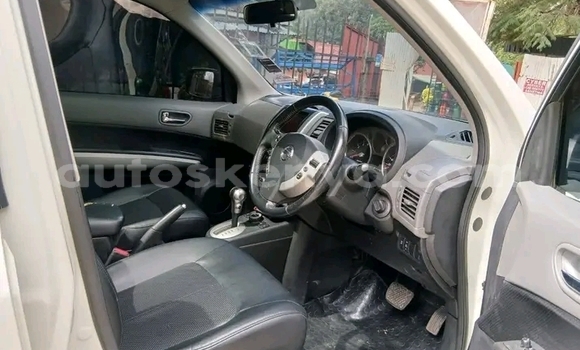 Oofamaa Nissan X–Trail White Makiinaa iti Changamwe keessatti Coast keessatti Oofamaa Nissan X–Trail White Makiinaa iti Changamwe keessatti Coast keessatti