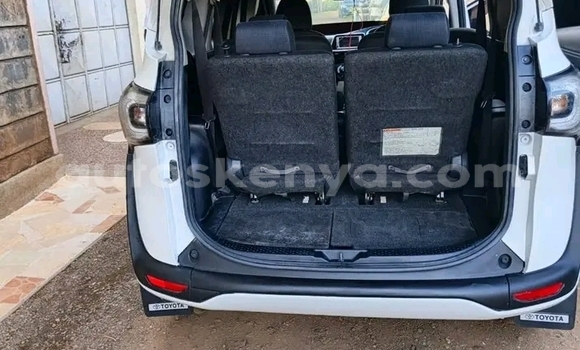 Oofamaa Toyota Sienta White Makiinaa iti Bute keessatti Northeast Kenya keessatti