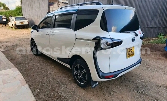 Oofamaa Toyota Sienta White Makiinaa iti Bute keessatti Northeast Kenya keessatti Oofamaa Toyota Sienta White Makiinaa iti Bute keessatti Northeast Kenya keessatti
