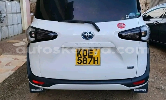 Oofamaa Toyota Sienta White Makiinaa iti Bute keessatti Northeast Kenya keessatti Oofamaa Toyota Sienta White Makiinaa iti Bute keessatti Northeast Kenya keessatti