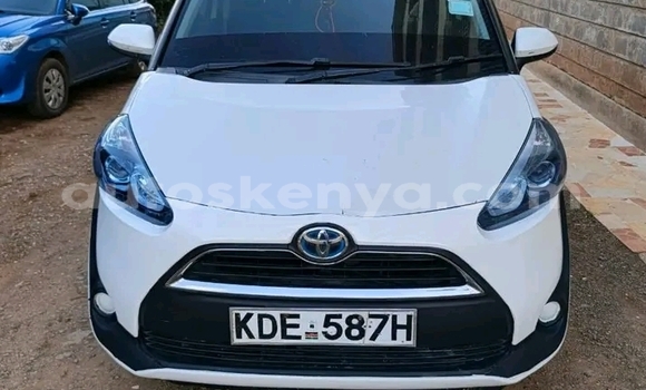 Oofamaa Toyota Sienta White Makiinaa iti Bute keessatti Northeast Kenya keessatti Oofamaa Toyota Sienta White Makiinaa iti Bute keessatti Northeast Kenya keessatti